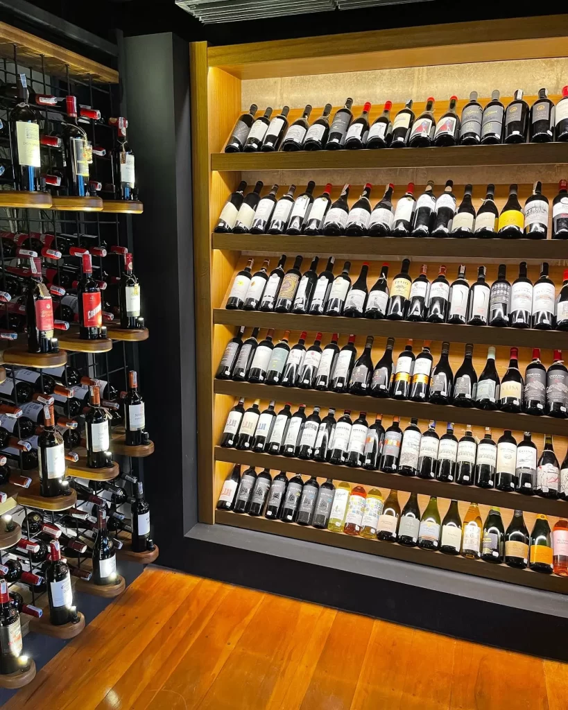 TINTO carnes & vinos - Cava de vinos