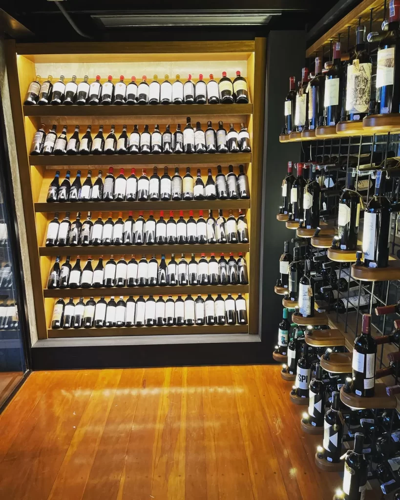 TINTO carnes & vinos - Cava de vinos